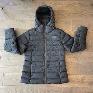 COPY - Women’s Black North Face stretch, lightweight 550 Fill Down Jacket.